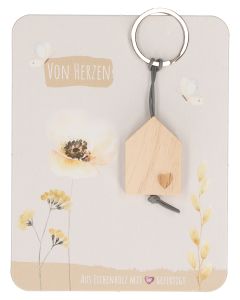 Butzon & Bercker Holz-Schlüsselanhänger Von Herzen 10,5 x 3 cm – aus unbehandeltem Eichenholz mit Herz-Lasergravur, graues Lederband, Lieferung auf Backcard mit inspirierendem Spruch